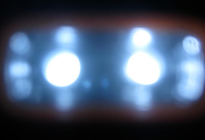 Los fosfenos son una experiencia de ver la luz sin que la luz entre en sus ojos. Los receptores de ojos biónicos los usan para trazar una escena visual. Eugene Peretz / Flickr, CC BY